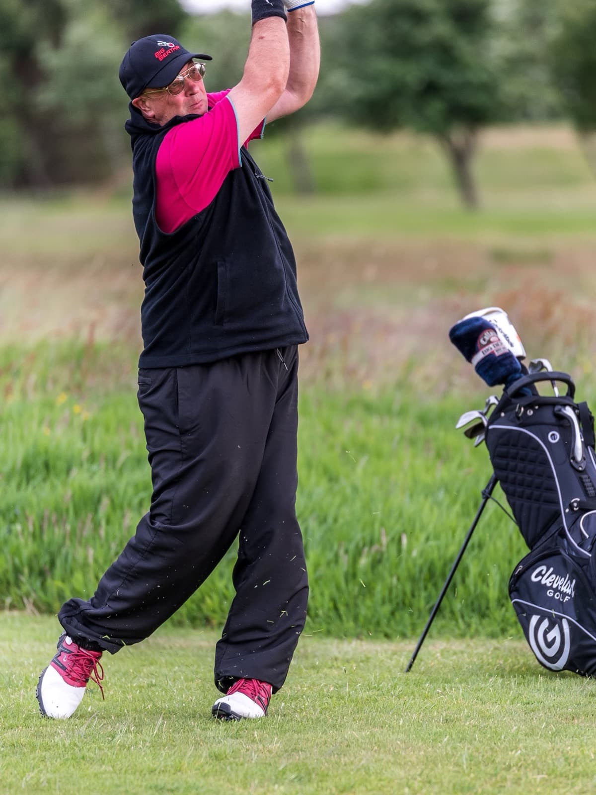 Ronnie Tudhope demonstrating a golf swing at Ravenspark Golf Course